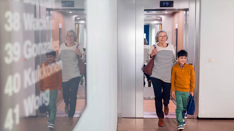 img_Growth drivers_vantaa granma boy elevator